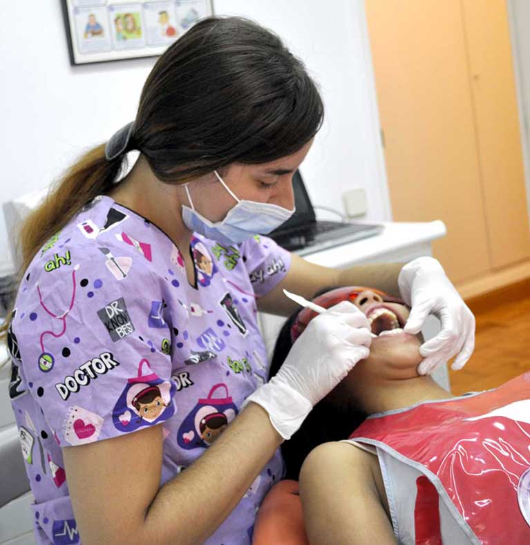 Adriana Gómez Munilla trabajando en clínica AGM dentista
