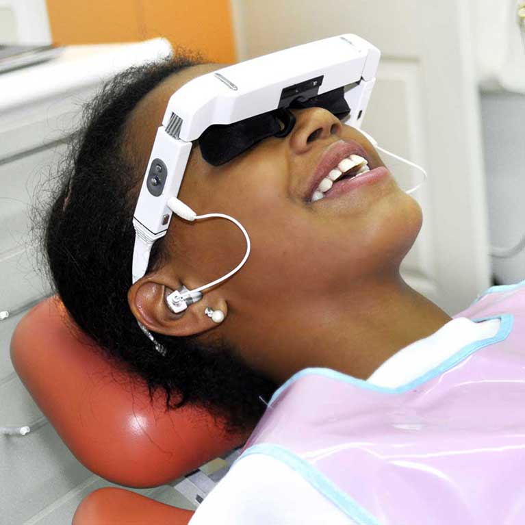 Niña con gafas virtuales en Clínica AGM Dentista
